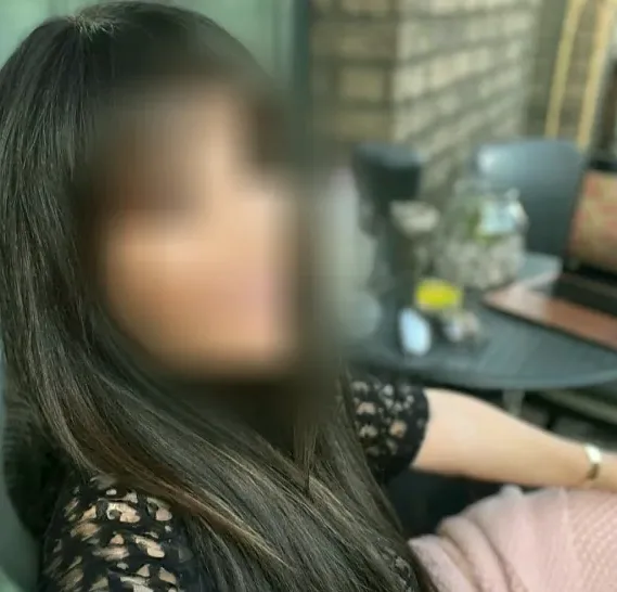 Zeynep, 24